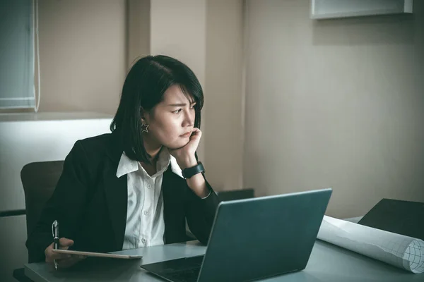 Mujer Asiática Que Trabaja Oficina Joven Mujer Negocios Estresada Por — Foto de Stock