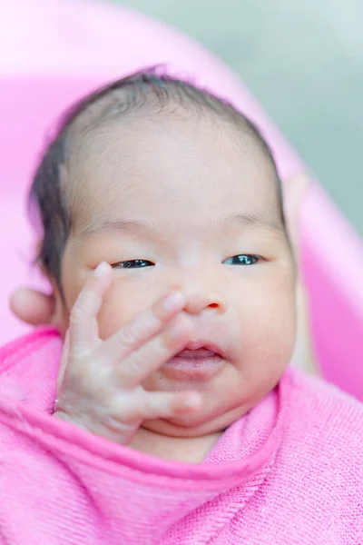 Nahaufnahme Asiatisches Baby Rosa Handtuch — Stockfoto