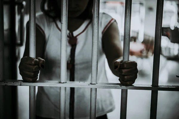 Retrato Mulher Desesperada Para Pegar Prisão Ferro Conceito Prisioneiro — Fotografia de Stock