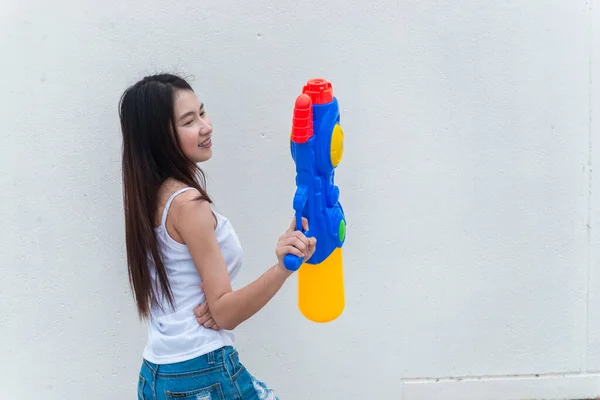Asiatische Frau Mit Wasserpistole Der Hand Auf Weißem Hintergrund Festival — Stockfoto