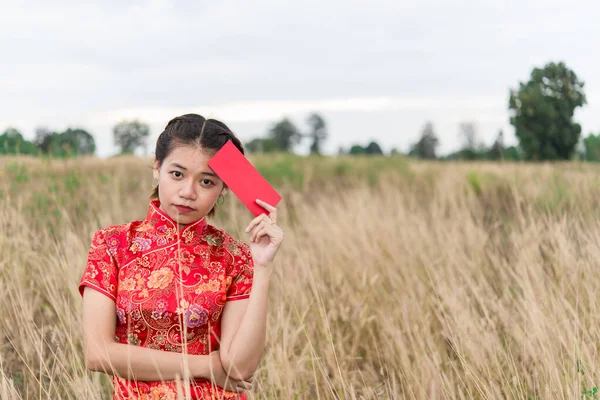 Asiatin Posiert Feld Mit Roten Umschlägen Der Hand Frohes Chinesisches — Stockfoto