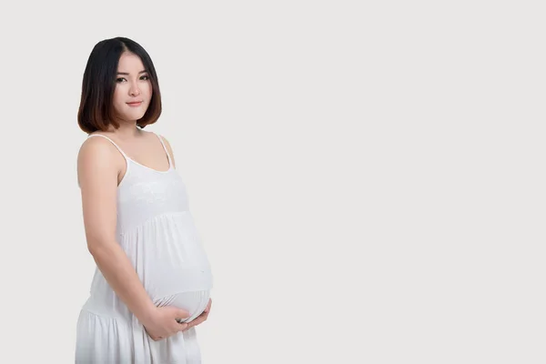 白い背景にアジアの妊婦の肖像 タイの人々は手のタッチ腹を使用します — ストック写真