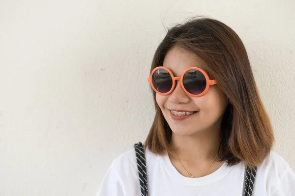 Retrato Asiático Hermosa Chica Usar Naranja Gafas Sol Blanco Fondo — Foto de Stock