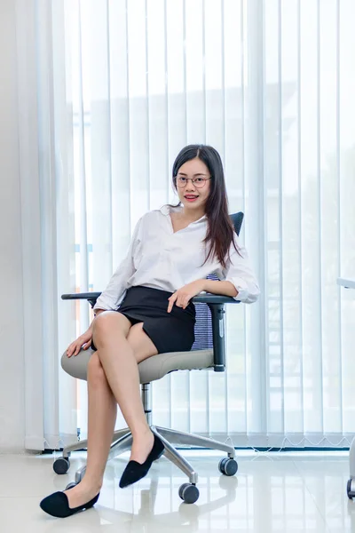 Sekreterare Vackra Flickor Sitter Stolen Kontoret För Företaget — Stockfoto