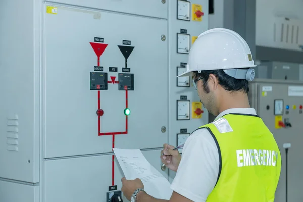 Ingeniero Eléctrico Asiático Hombre Guapo Comprobar Carga Conmutador Media Tensión — Foto de Stock