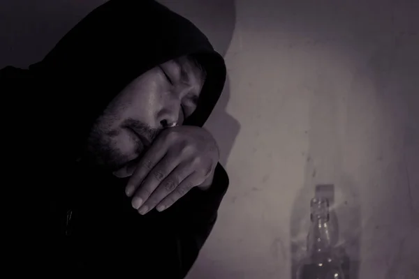 Asiatische Männer sind drogenabhängig — Stockbild Asiatische Männer Sind Drogenabhängig — Stockfoto