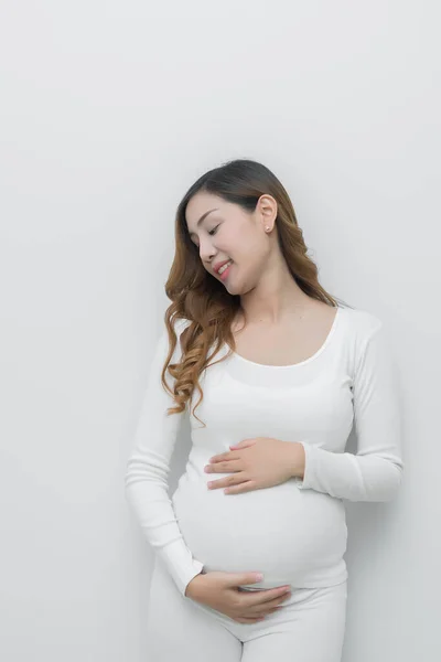 Embarazada Mujer Blanco Vestido Uso Mano Tacto Vientre Blanco Fondo — Foto de Stock