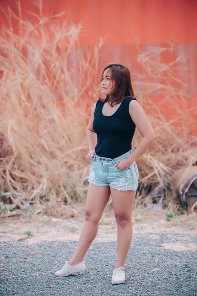 Retrato Bela Asiática Chique Menina Pose Para Tirar Uma Foto — Fotografia de Stock