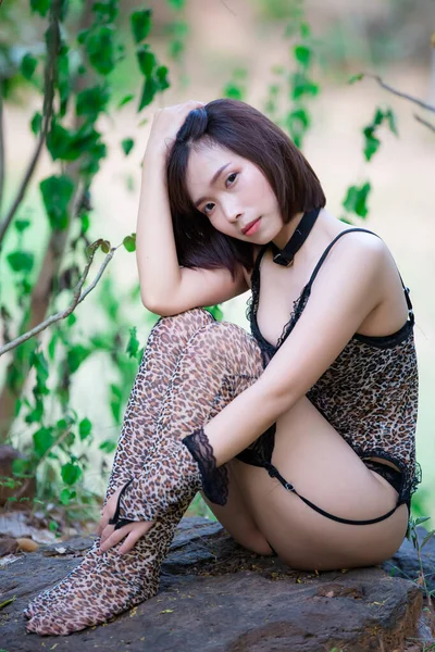 Πορτρέτο Της Ασιατικής Ελκυστική Γυναίκα Φορούν Φόρεμα Τίγρη Στο Δάσος — Φωτογραφία Αρχείου