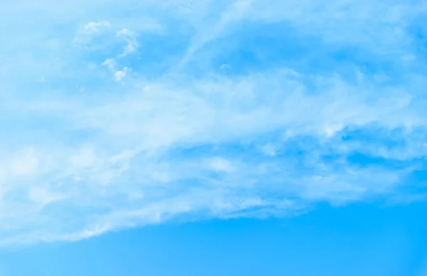 Kék Háttér Fehér Bolyhos Felhők — Stock Fotó