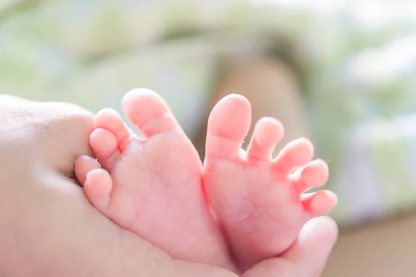 Gros Plan Pieds Peau Asiatique Bébé Avec Votre Mère — Photo