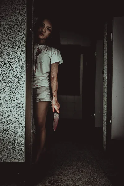 Güzel Asyalı kadın, cinayet konsepti, cesette kan, korku sahnesi.