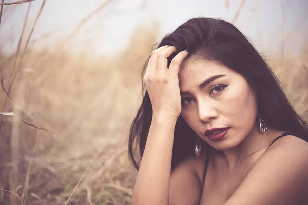 Sluiten Van Eenzame Vrouw Alleen Een Veld Vintage Filter Stijl — Stockfoto