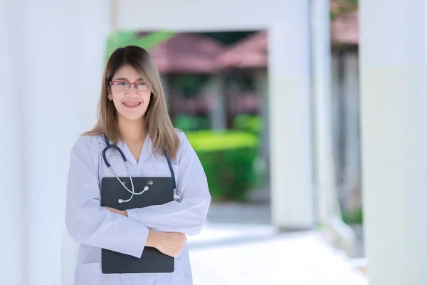 Portrait Junger Asiatischer Arzt Trägt Brille Krankenhaus — Stockfoto