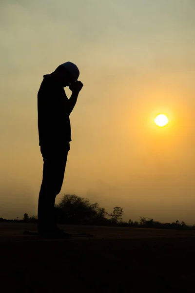 在夕阳西下祈祷的年轻的亚洲穆斯林男子 斋月节的概念 — 图库照片