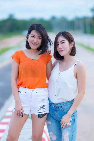 2つの美しいアジアの女性の肖像画 現代の女の子のライフスタイル 若い幸せな女性のイメージ 親愛なる友人はリラックスする週末に一緒にいる — ストック写真