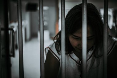 Demir hapishaneyi yakalamak için çırpınan kadın portresi, mahkum konsepti