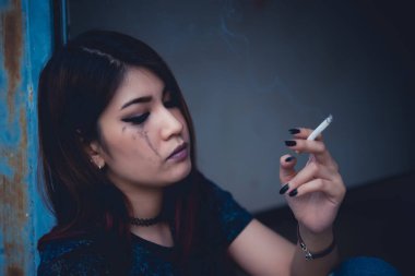 Asyalı kadın aşktan üzgün sigara içiyor çünkü erkek arkadaş stresi, kalp kırıklığı kadın konsepti...