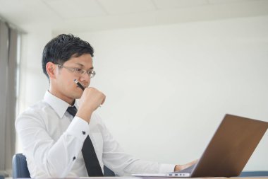 Genç iş adamları ofiste çalışıyor, aydınlık oda, güneşli gün, parlak hava