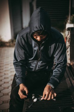 Asyalı erkekler kendi damarlarına eroin enjekte eden uyuşturucu bağımlılarıdır. Flakka ya da zombi ilacı tehlikeli, Tayland uyuşturucu konseptine hayır