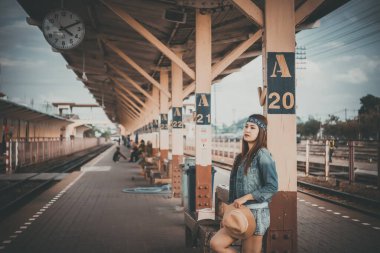 Asyalı turist tren istasyonunda bekler, Taylandlı hippi gezmeye gider.