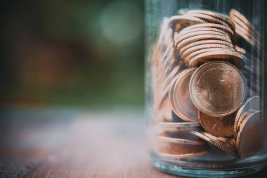 Altın sikkeler cam ve ahşap döşeme, tasarruf konsepti