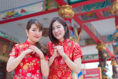 Cheongsam elbiseli iki güzel Asyalı kadının portresi, Tayland halkı, mutlu Çin yeni yılı konsepti.