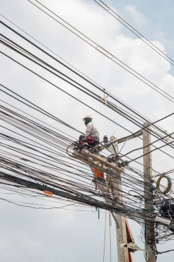Nakhonratchasima, Tayland 25 Eylül: Elektrikçiler yüksek voltaj direklerinin ana kablolarını değiştiriyorlar. 25 Eylül 2016 tarihinde Tayland 'ın Nakhonratchasima kentinde