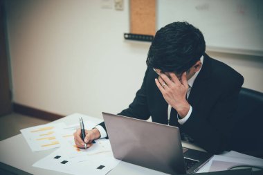 Stresli Asyalı iş adamını kapat, işten kaybet, Taylandlı insanları kaybet, iş dünyasından başarıyı değil, Hüzünlü Adam kavramını değil.