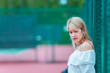 Güzel Asyalı şık bir kızın portresi fotoğraf çekmek için, Tayland 'lı gençlerin yaşam tarzı, modern kadın mutlu konsepti, tenis couse, pastel tonu