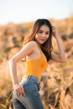 Gün batımında, Taylandlı güzel Asyalı kadın portresi.