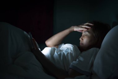 Asyalı kadın gece yatakta akıllı telefon çalar, Taylandlılar...