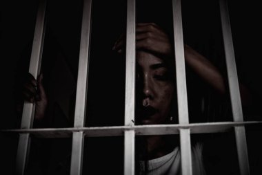 Demir hapishaneyi, esir konseptini, Tayland halkını yakalamak için çırpınan kadınların elleri özgür olmayı umuyor..