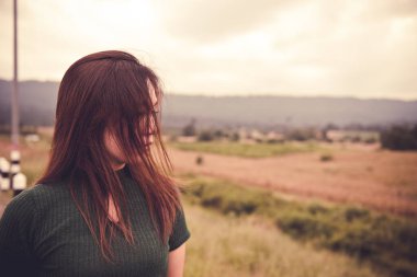 Güzel Taylandlı kadın karşılıksız aşktan çok üzgün, yeniden düşün, düşün, eski tarz, karanlık ton, kırık kalp, Asyalı kız
