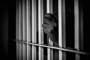 Demir hapishaneyi, esir konseptini, Tayland halkını yakalamak için çırpınan kadınların elleri özgür olmayı umuyor..