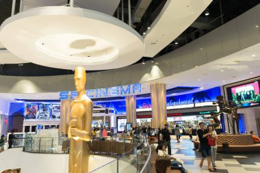 Korat - Tayland - 22 Nisan 2017: Tanımlanamayan kişiler yoğun bir şekilde birlikte 21. Burası çok ünlü bir alışveriş merkezi.