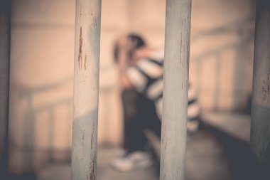 Demir hapishaneyi, esir konseptini, Tayland halkını yakalamak isteyen adamların elleri, özgür olmayı umuyoruz..