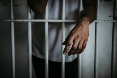 Demir hapishaneyi, esir konseptini, Tayland halkını yakalamak için çırpınan adamın elleri..