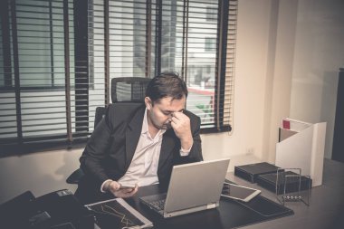 Stresli Asyalı iş adamını kapat, işten kaybet, Taylandlı insanları kaybet, iş dünyasından başarıyı değil, Hüzünlü Adam kavramını değil.