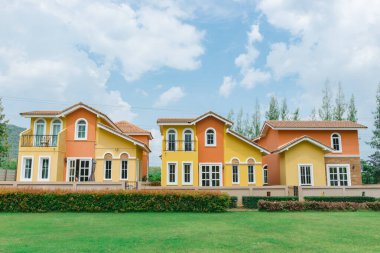 Turuncu ev Toskana stili Nakhonratchasima 'da Khaoyai tatil köyünde, canlı, güneşli bir gün, güzel bir gökyüzü
