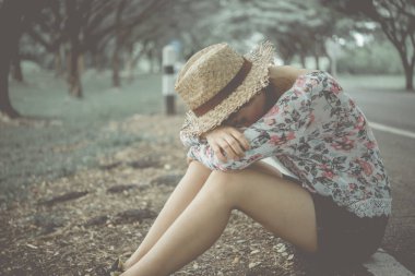 Güzel Asyalı üzgün kadın, aşktan kalbi kırılır, kızın komisyoncusu erkek arkadaşından olur.