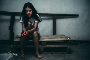 Güzel Asyalı kadın, cinayet konsepti, cesette kan, korku sahnesi.