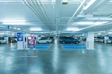 Nakhonratchasima, Tayland - 22 Temmuz 2017: 21 numaralı terminalde, gece yarısı, alışveriş merkezinin garajında bir sürü araba var.