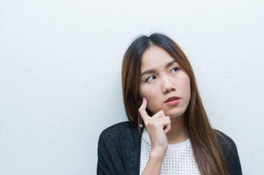 İş kadını, beyaz arka planda, Taylandlılarda ve sekreter kız düşüncelerinde izole edilmiş fikirler düşünür.