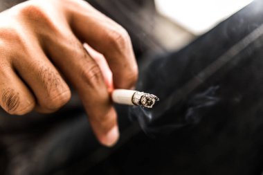 Asyalı, yakışıklı, sigara içen, Taylandlı, bunalımlı adam konsepti, şirketinin işi hakkında endişeleniyor.