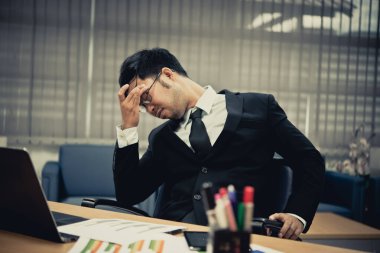 Asyalı işadamı işten, sıkı çalışmaktan, patron projeden, Taylandlı insanlardan, stresli genç adamdan, tezgahtarın işten atılmasından şikayetçi.