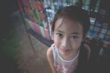 Küçük kız ağzının tadını biliyor. El dokunuşu yüz mahsulü, esmer ton, tatlı, film, pastel, sade anahtar kullanıyor.