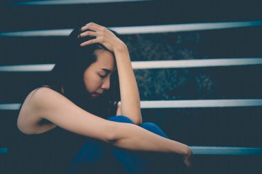 Güzel Taylandlı kadın karşılıksız aşktan çok üzgün, yeniden düşün, düşün, eski tarz, karanlık ton, kırık kalp, Asyalı kız