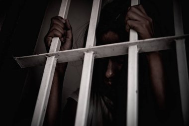 Demir hapishaneyi, esir konseptini, Tayland halkını yakalamak için çırpınan kadınların elleri özgür olmayı umuyor..