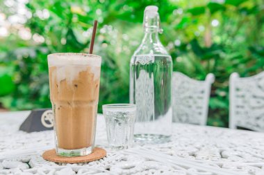 Kahve dükkanında kahve ve su, rahatla, çalış, bekle, seçici odaklanma, parlak ton, parlak güneş ışığı